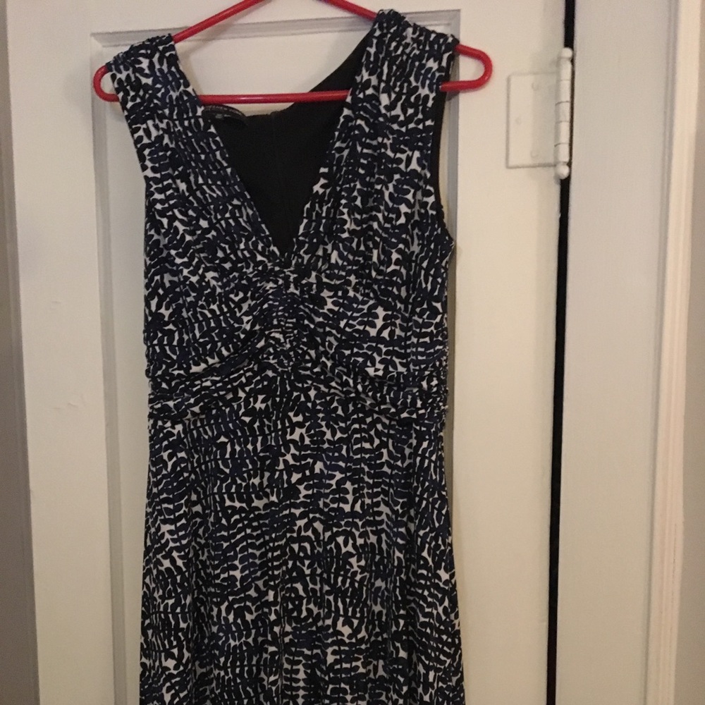 Flattering sleeveless print dress